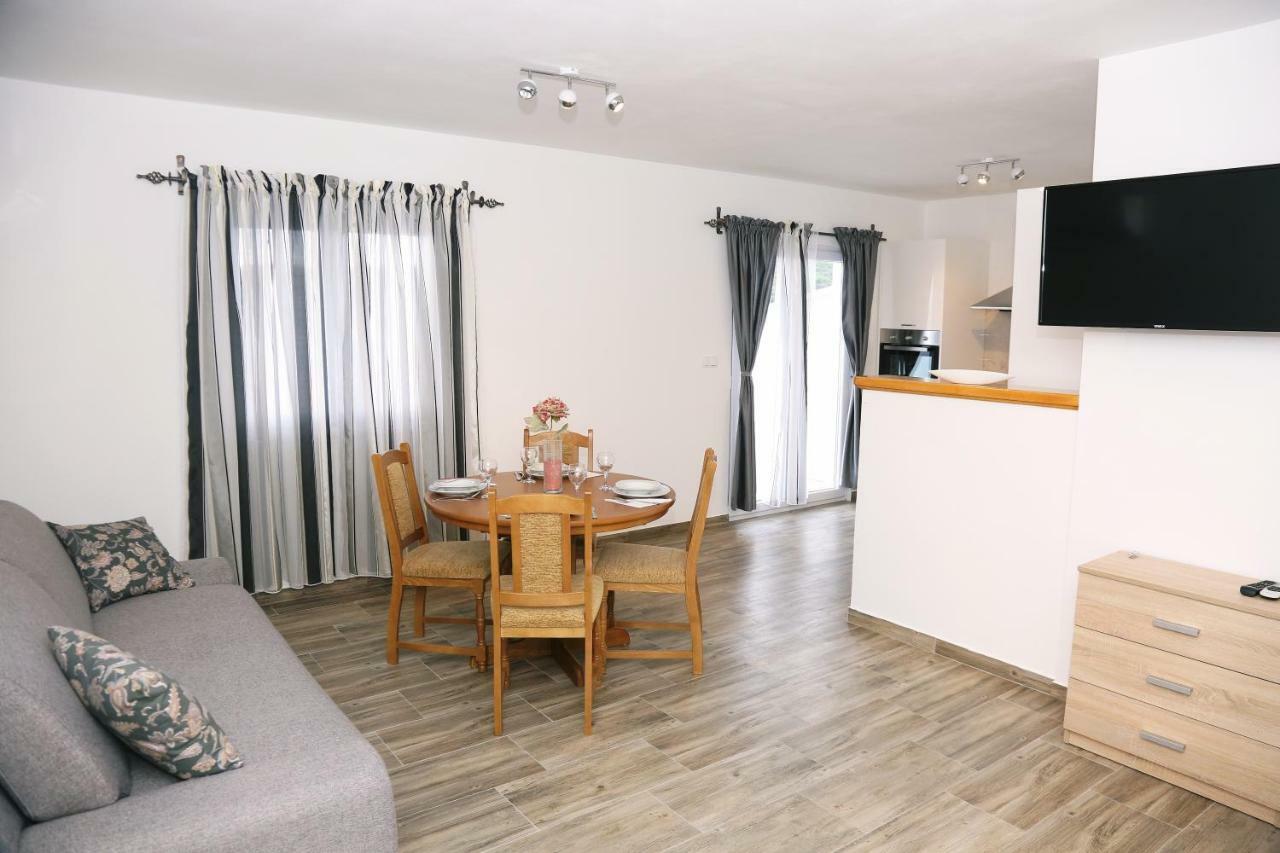Apartments Tonia Br. 1 Zavalatica Bagian luar foto