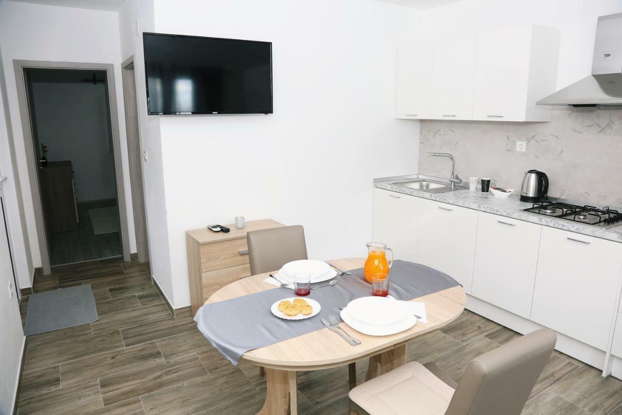 Apartments Tonia Br. 1 Zavalatica Bagian luar foto