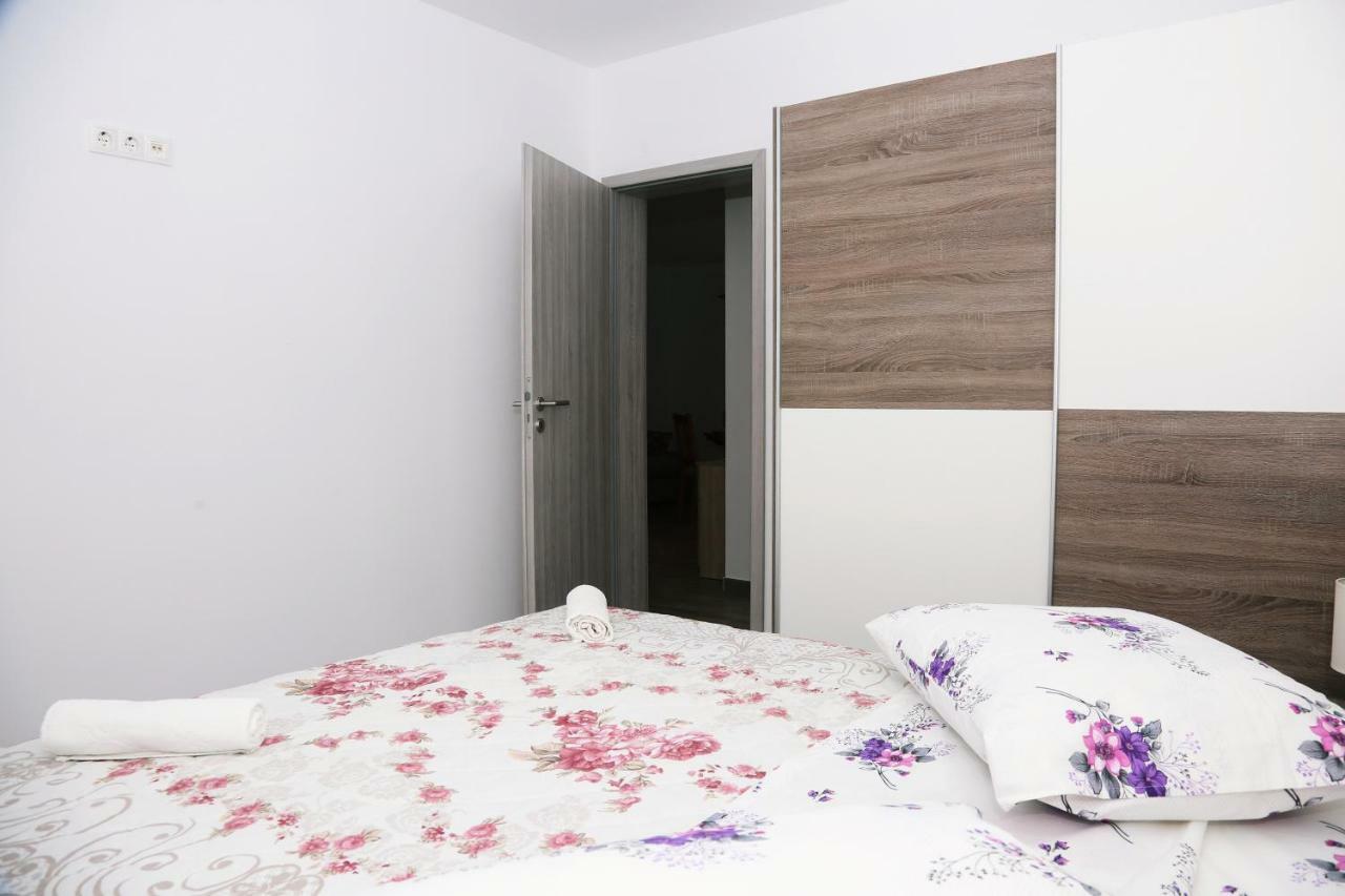 Apartments Tonia Br. 1 Zavalatica Bagian luar foto